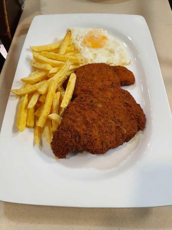 Filete de escalope con patatas y huevo
